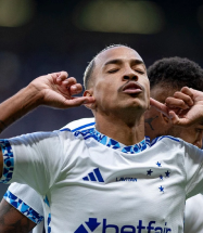 Após a contratação do goleiro Cássio, o Cruzeiro volta suas atenções para a busca de um atacante que reforce o elenco. A diretoria do clube avalia opções no mercado, visando qualificar o time para os desafios da temporada.